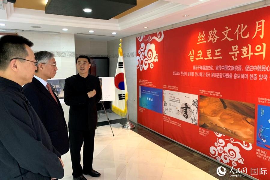 中国驻韩国使馆文化参赞兼首尔中国文化中心主任王彦军介绍“丝路文化月”有关情况。（首尔中国文化中心供图） 